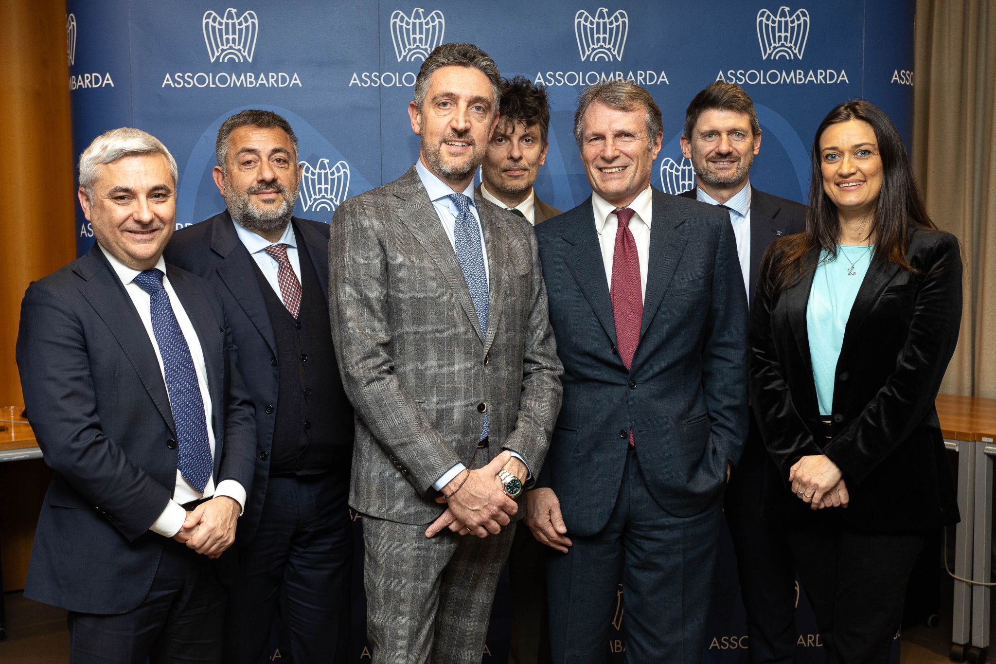 Lara Botta insieme al nuovo Presidente di Assolombarda Piccola Industria, Mattia Macellari, e ai Vicepresidenti Marco Grecchi, Leopoldo Longobardi, Valerio Berra e Mattia Adani.